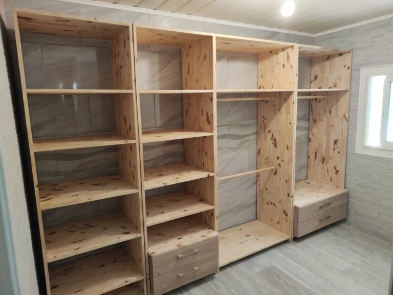 Penderie complète en bois de pin massif fait main par l'atelier meubles malins