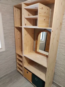 Armoire de rangement pour chambre à coucher réalisé par meubles malins en pin massif
