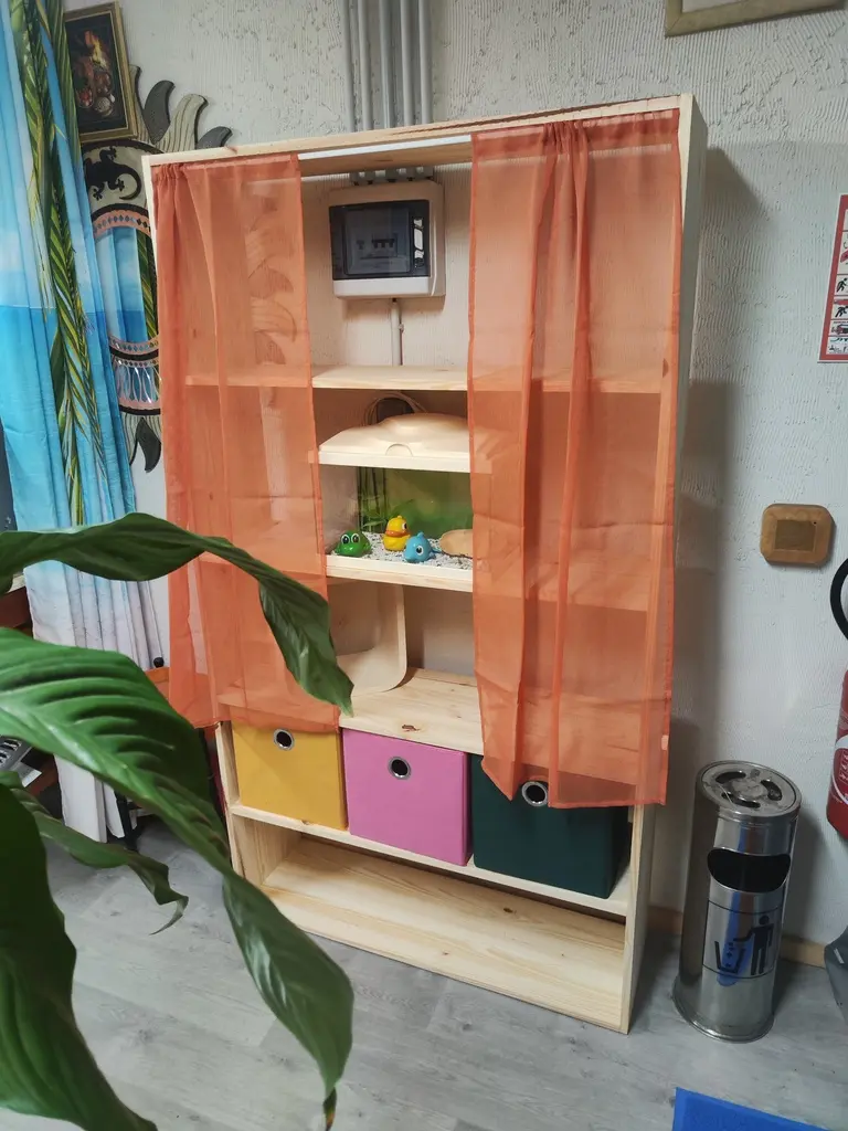 Armoire et bibliothèque fabriquées artisanalement en pin massif