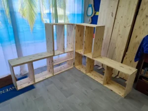 Bibliothèque en bois massif adaptée à un angle de pièce Afficher plus de lignes