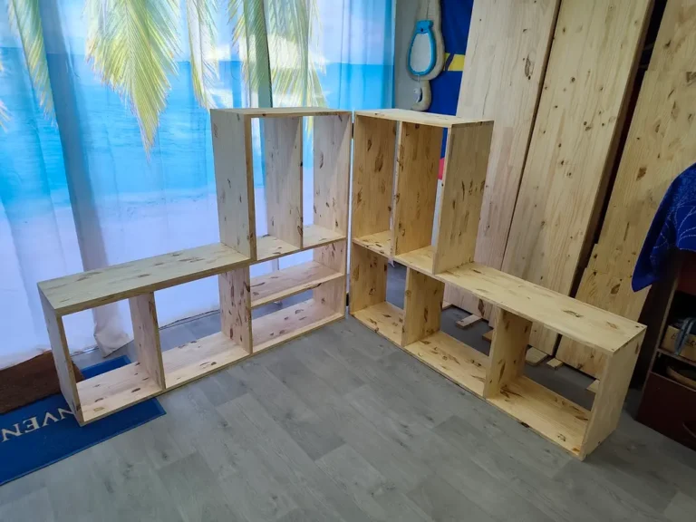 Bibliothèque en bois massif adaptée à un angle de pièce Afficher plus de lignes