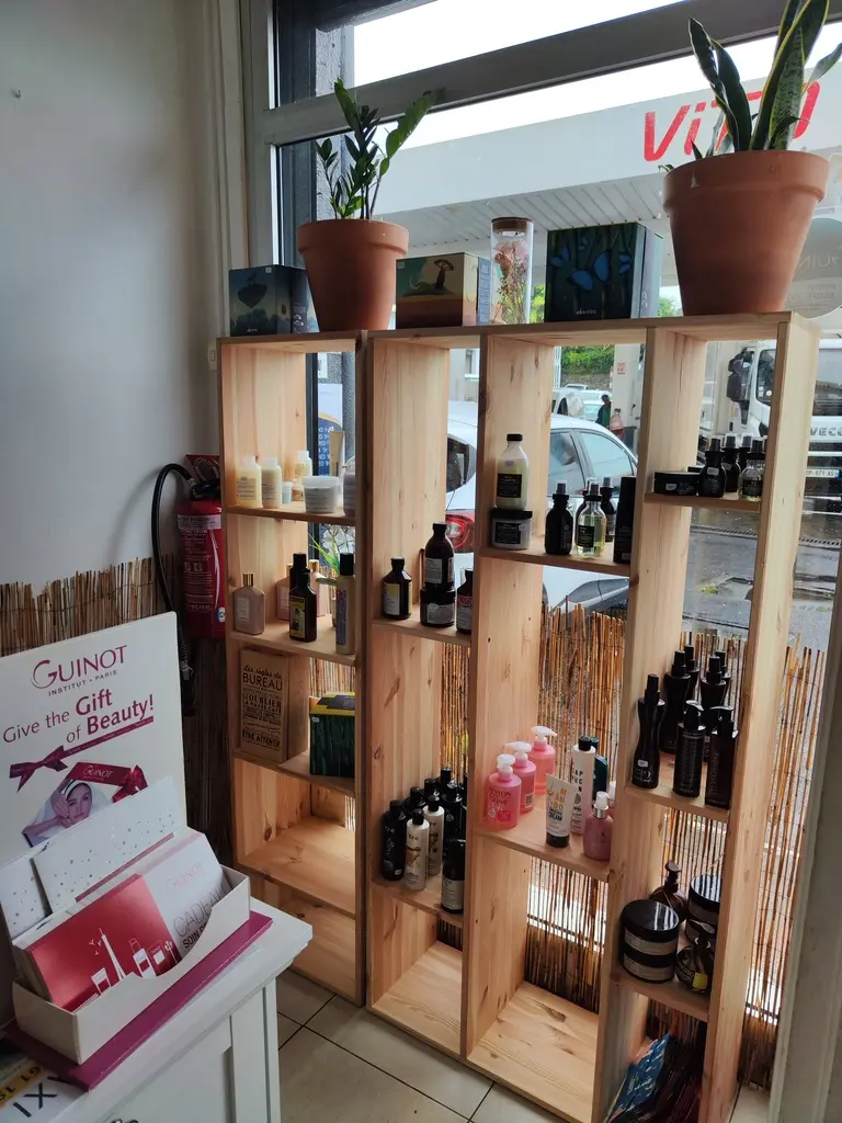 Étagère de rangement en bois massif fabriquée sur mesure