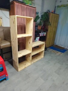 Bibliothèque modulable en pin massif réalisée artisanalement