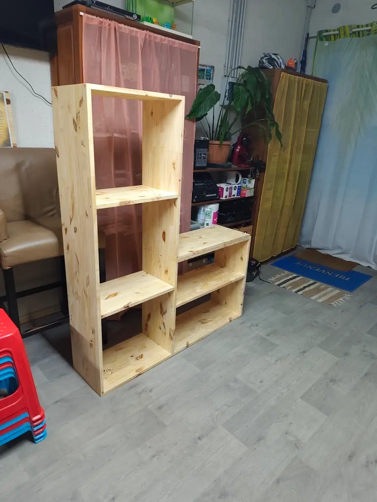Bibliothèque modulable en pin massif réalisée artisanalement