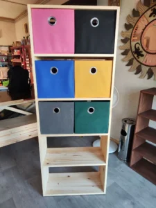 Meuble design en pin massif avec tiroirs colorés fabriqué sur mesure à La Réunion