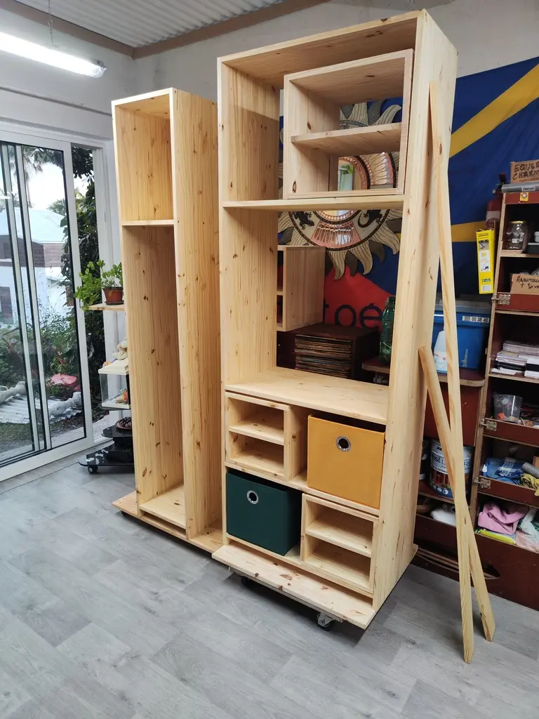 Bibliothèque modulable en pin massif fabriquée artisanalement à La Réunion