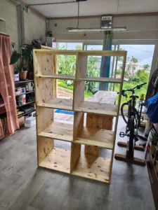 Meuble de rangement sur mesure en pin massif fabriqué artisanalement