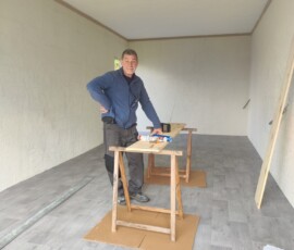 Fred dans son atelier de fabrication de meubles sur mesure à La Réunion