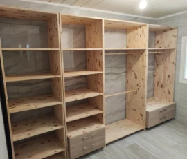 Penderie complète en bois de pin massif fait main par l'atelier meubles malins