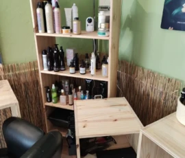 Aménagement en bois sur mesure pour salon de coiffure à La Réunion