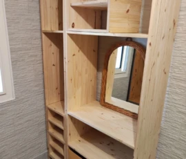 Armoire de rangement pour chambre à coucher réalisé par meubles malins en pin massif