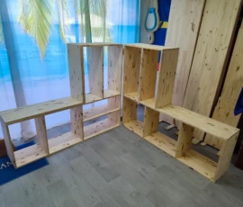 Bibliothèque en bois massif adaptée à un angle de pièce Afficher plus de lignes