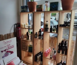 Étagère de rangement en bois massif fabriquée sur mesure