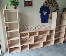Grand meuble de salon en pin massif avec nombreux rangements
