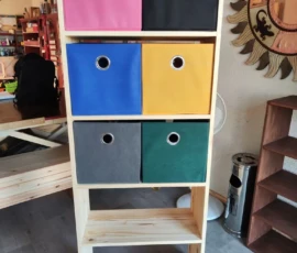 Meuble design en pin massif avec tiroirs colorés fabriqué sur mesure à La Réunion
