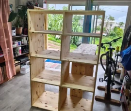 Meuble de rangement sur mesure en pin massif fabriqué artisanalement