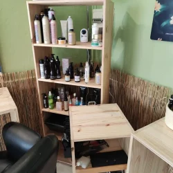 Aménagement en bois sur mesure pour salon de coiffure à La Réunion