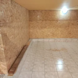 Aménagement intérieur en panneaux bois réalisé sur mesure