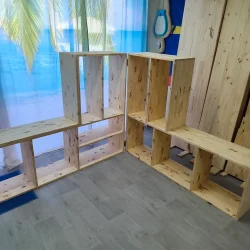 Bibliothèque en bois massif adaptée à un angle de pièce Afficher plus de lignes