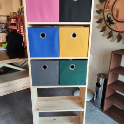 Meuble design en pin massif avec tiroirs colorés fabriqué sur mesure à La Réunion