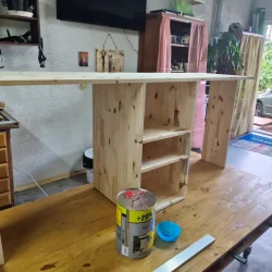 Meuble TV sur mesure fabriqué en pin massif à La Réunion