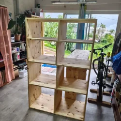 Meuble de rangement sur mesure en pin massif fabriqué artisanalement